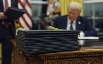Trump úraduje: 1 500 milostí, výpovede, vystúpenie z WHO i zrušenie 78 Bidenových dekrétov.