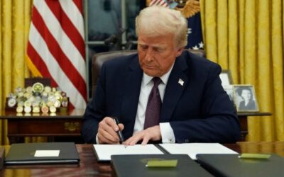 Trump podpísal nariadenie o vystúpení USA z WHO.