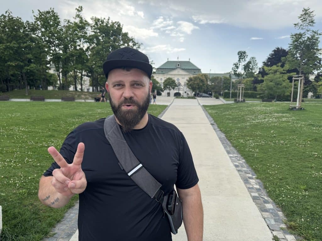 Veliteľ Gruzínskej légie je späť a prechádzal sa priamo pred Úradom vlády. A SIS “gde”? 2